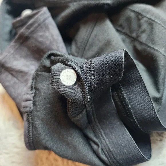 Lululemon Black Everlux Cut-out Train Bra Size 12 - Picture 7 of 7